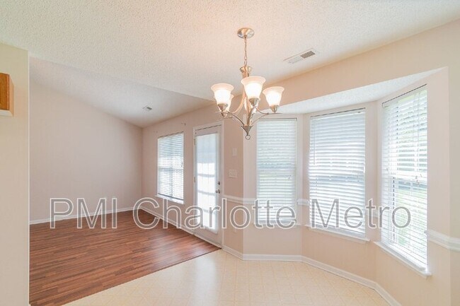 Foto del edificio - 2121 Genesis Dr