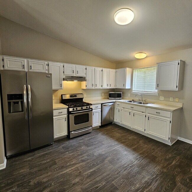 Building Photo - 3 Bed Ranch with New Carpet and Freshly Pa...