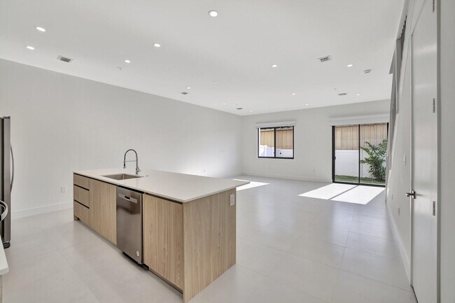 Building Photo - 4208 NE 7th Terrace