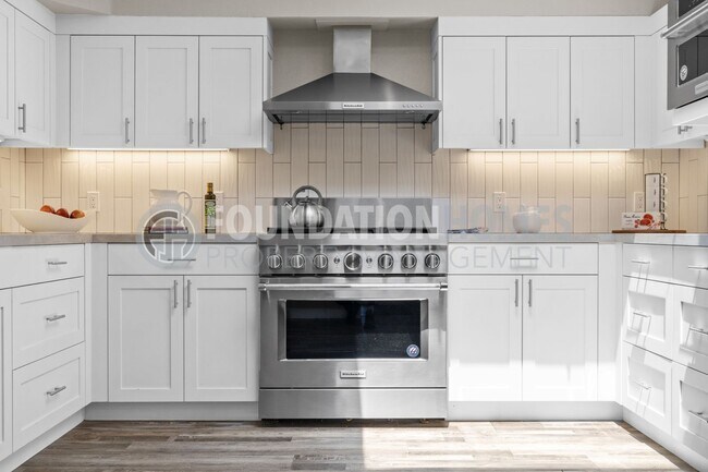 Building Photo - Charming 3 bed/2.5 bath in the heart of do...