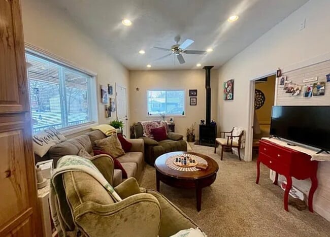 Building Photo - 2 Bedroom Charmer in Roberts