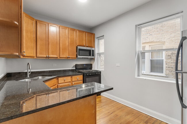 Building Photo - 7322 N Damen Ave