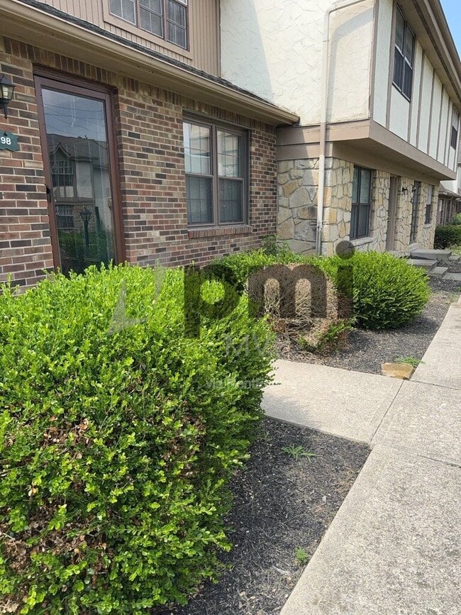 Building Photo - 98 Stornoway Dr W