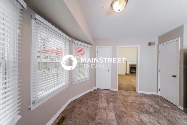 Building Photo - 3 Bedroom Pet-Friendly Home in Louisville, KY with Main Street Renewal