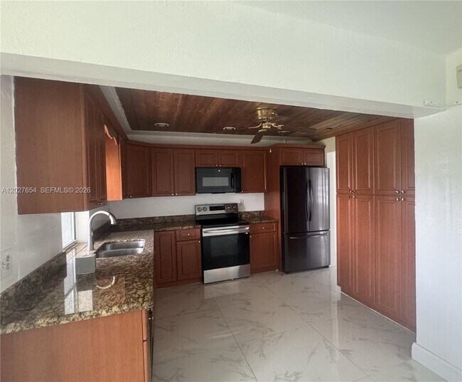 Foto del edificio - 20600 NW 2nd Ct
