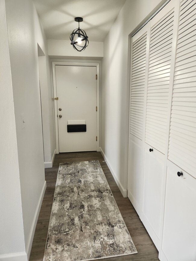 Building Photo - Creekview Apartments-1 MONTH FREE!