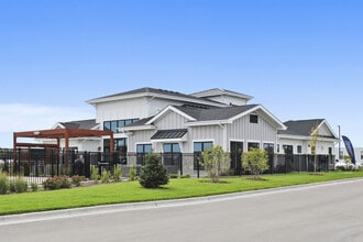 Building Photo - Seasons at Spring Street