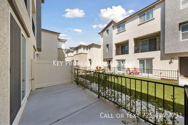 Building Photo - Experience Resort-Style Living - 3BR Townh...