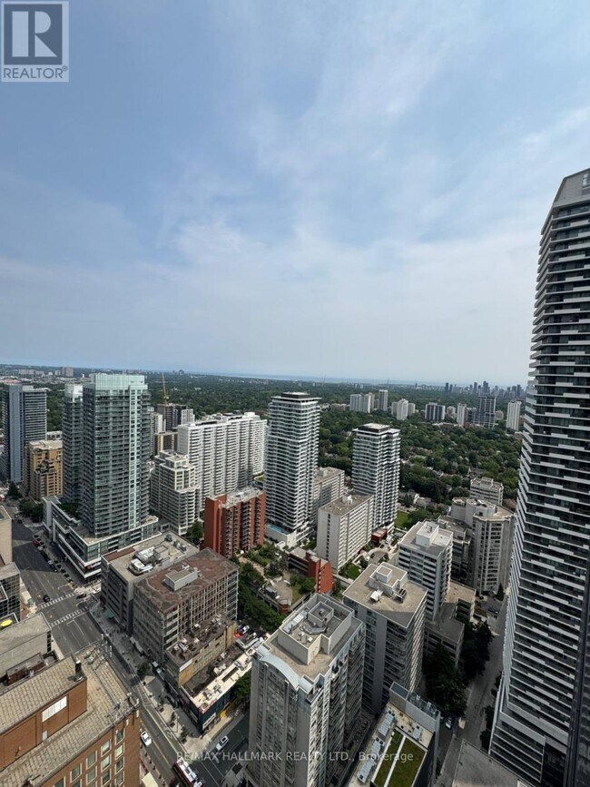 Photo du bâtiment - 8 Eglinton Ave E