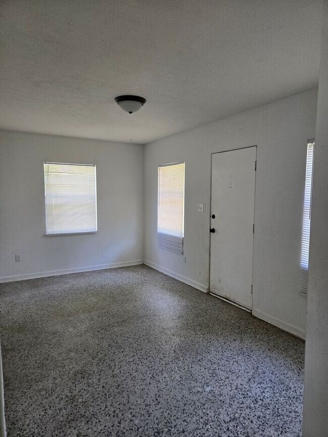 Building Photo - Charming 1/2 duplex in the heart of Orlando