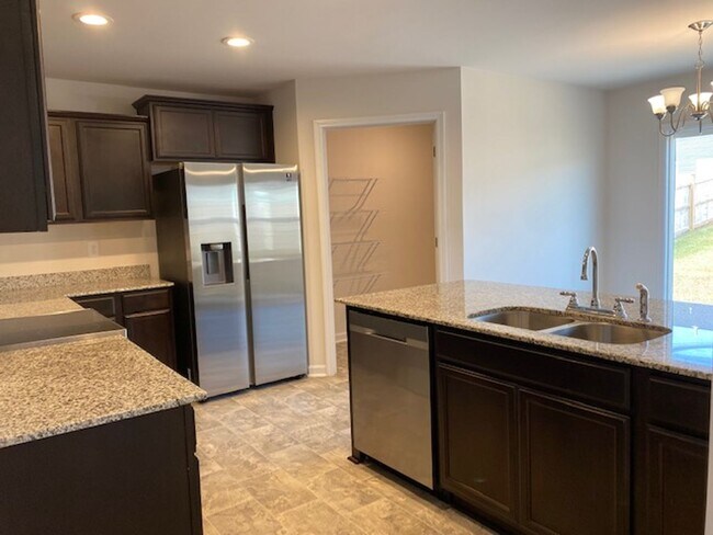 Building Photo - ADORABLE SINGLE STORY HOME WITH TWO CAR GA...