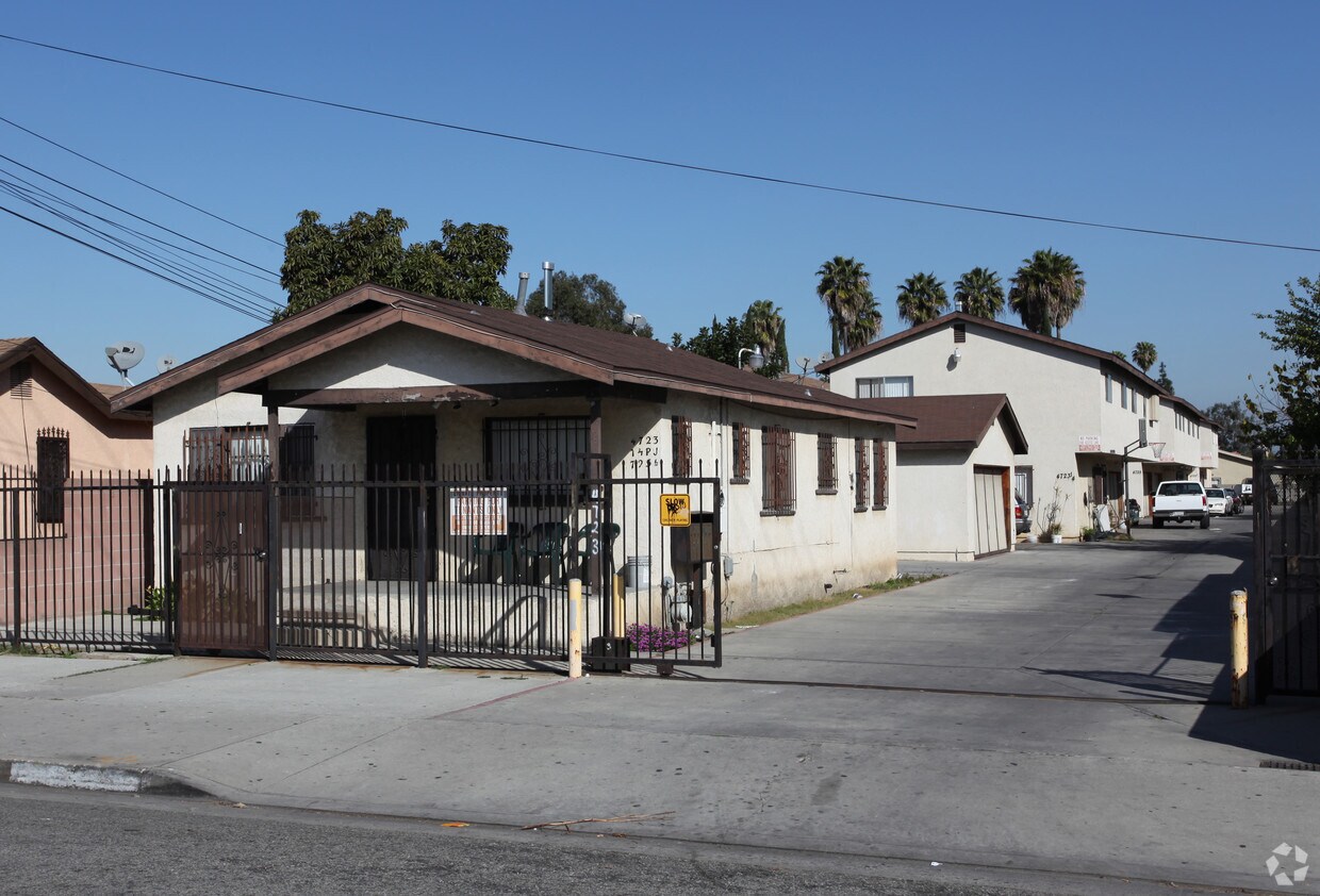 Primary Photo - 4723-4725 Clara St