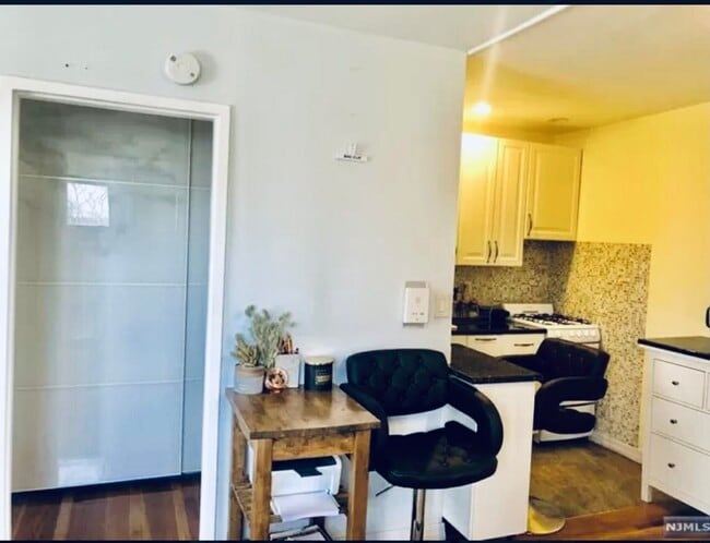 Building Photo - 400 Fairview Ave