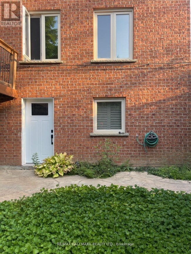 Building Photo - 76 Topham Crescent