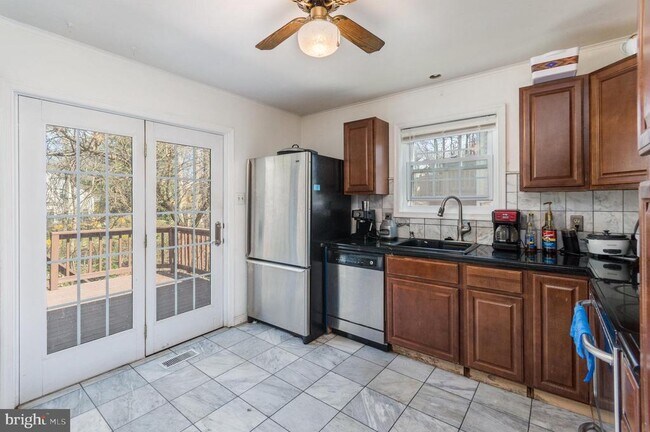 Building Photo - 11969 Home Guard Dr