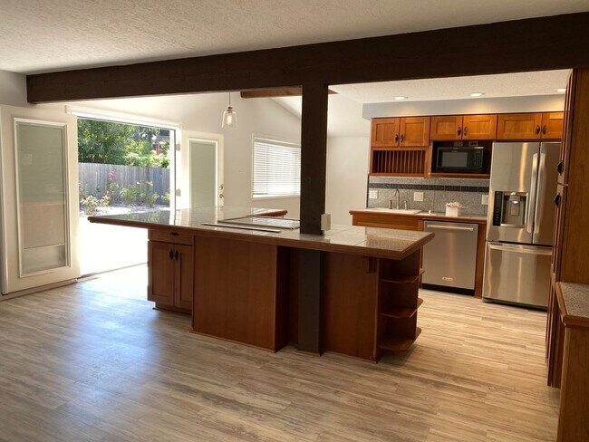 Building Photo - Rare Five Bedroom On Quiet Cul-de-Sac