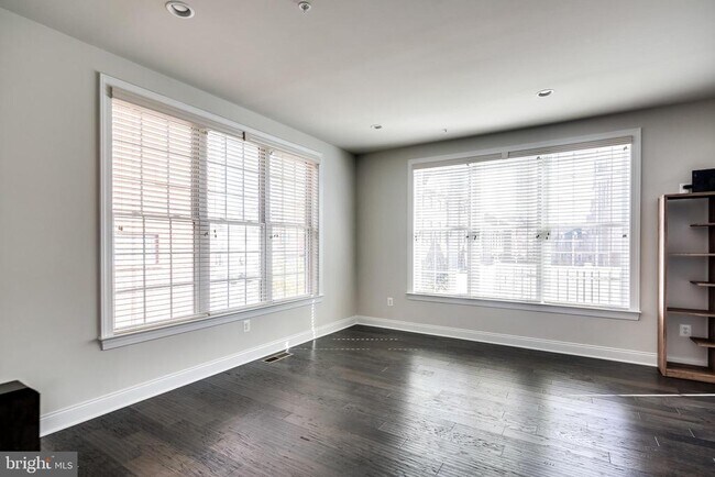Foto del edificio - 2542 Cherry Tree Rd