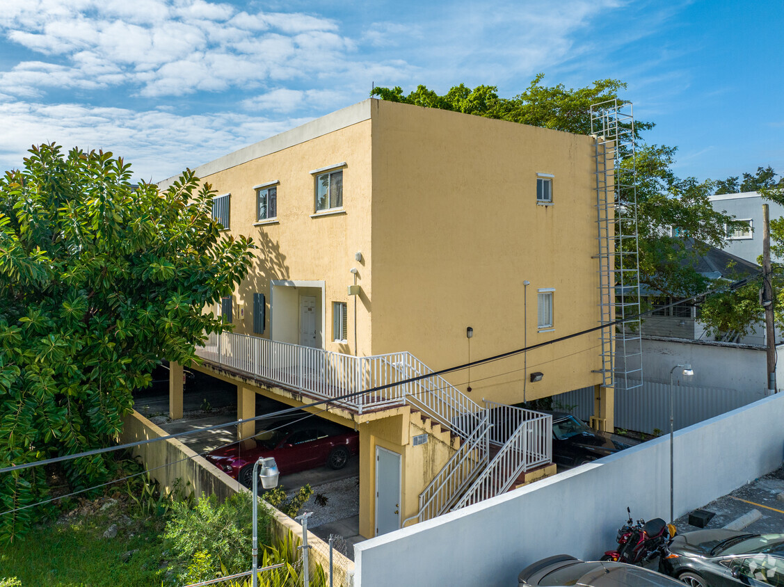 835 SW 2nd St Miami, FL 33130 - Castello I Condominiums