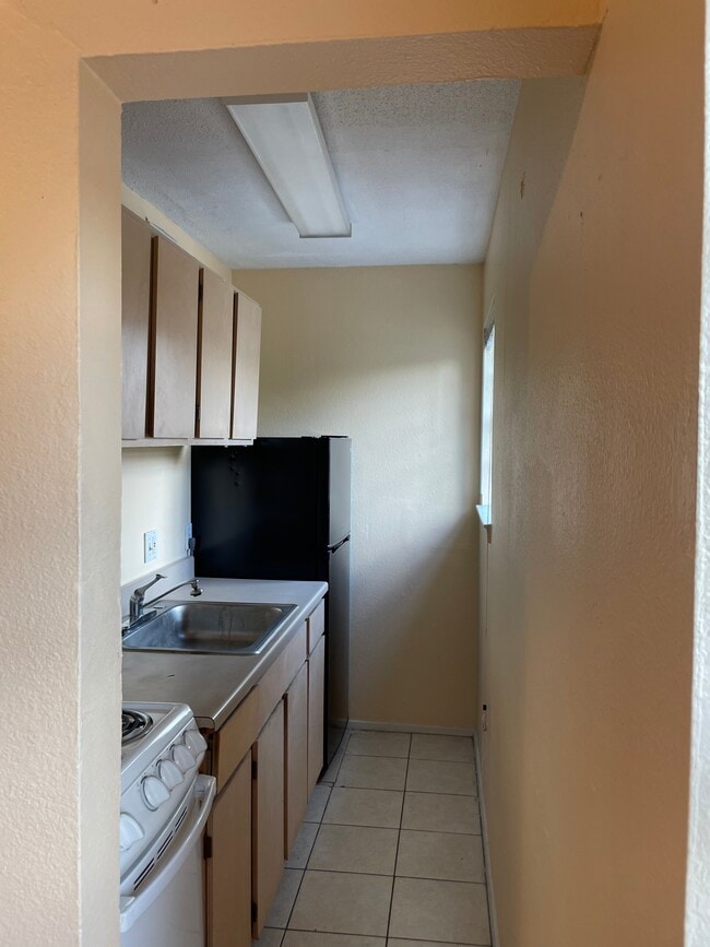 Kitchen - 3118 San Jacinto St