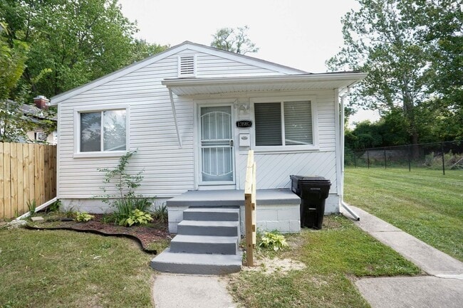 Building Photo - Freshly Renovated 3-Bedroom Home  Quality ...