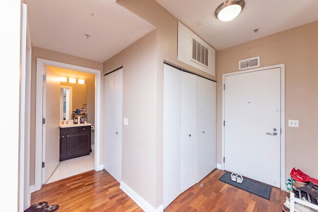 Foto del edificio - 565 W Quincy St