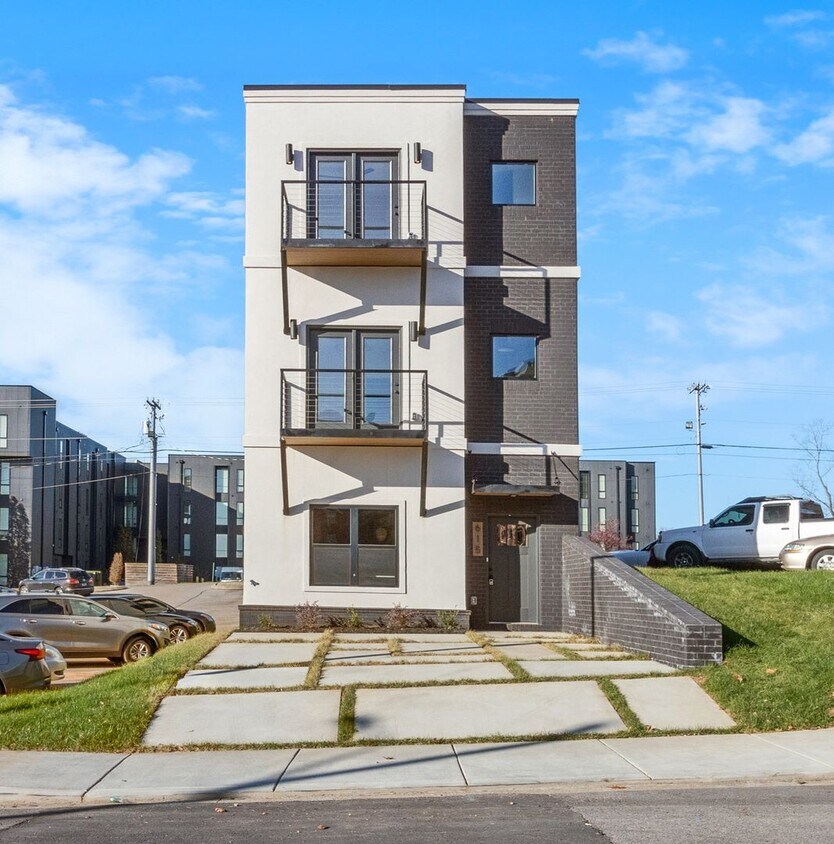 Foto principal - Brand New Home- DOWNTOWN - 3BR/3.5BA - Ver...