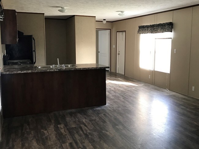 L-shaped Kitchen - 1515 Miller S Ave