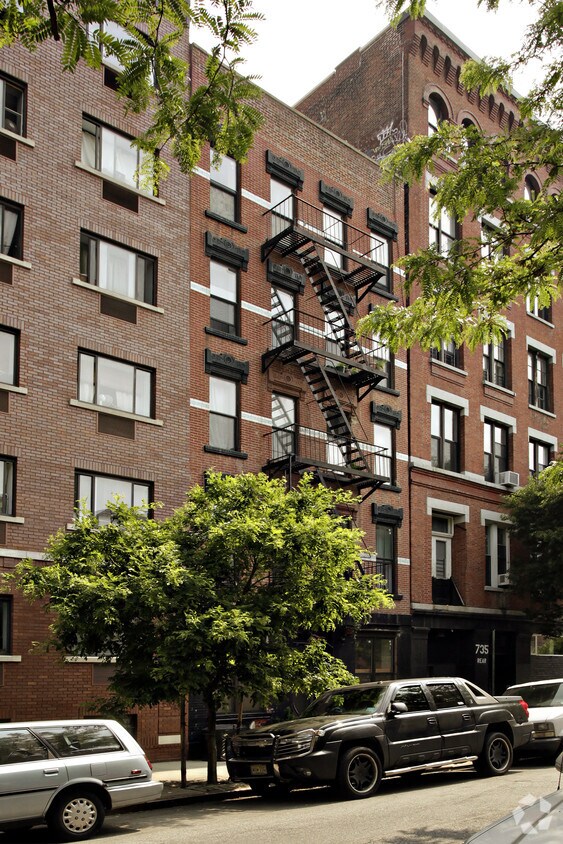 Building Photo - 733 E Ninth St