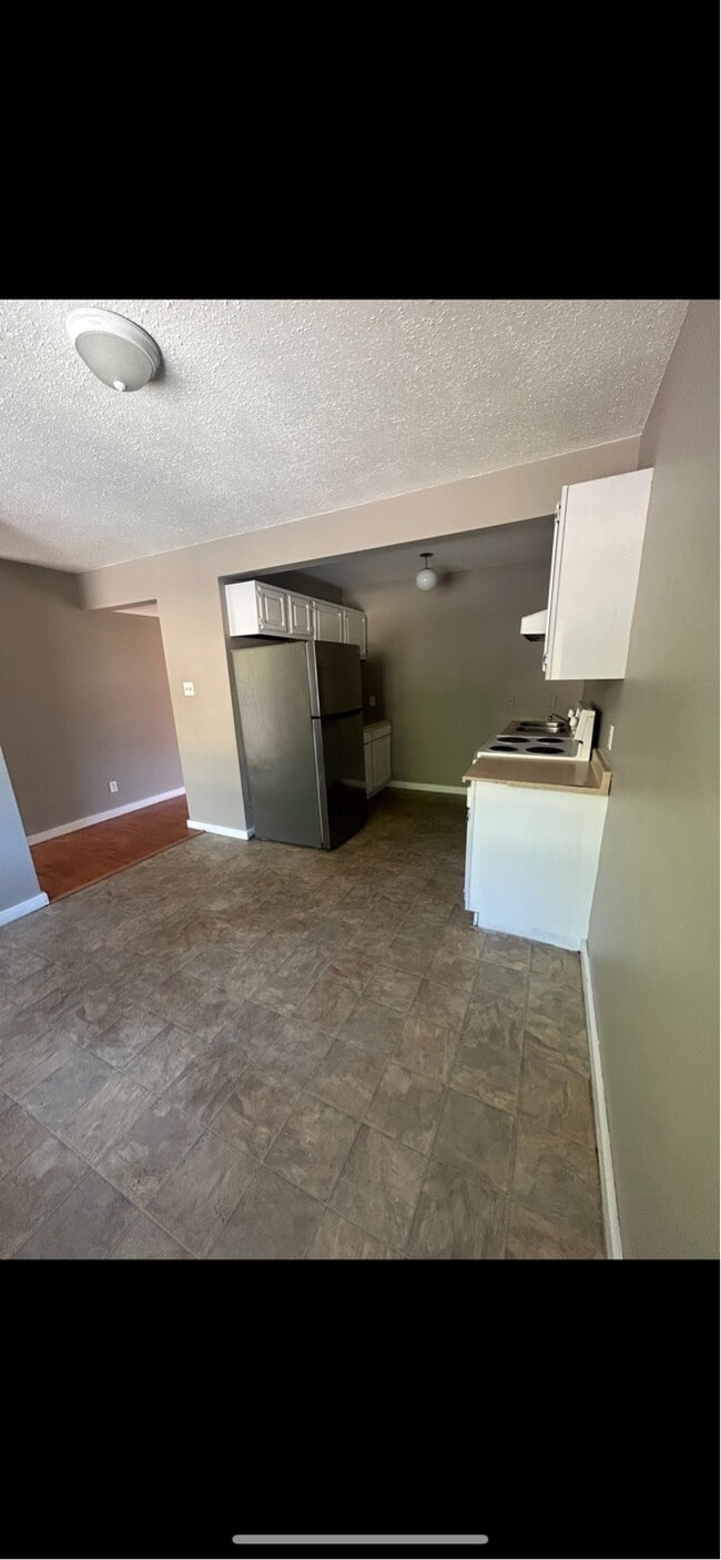 Building Photo - 241 Pine Ave