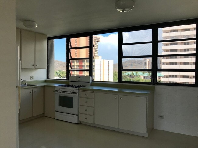 Building Photo - 2/2/1 with Den/3rd Bedroom (Elec, Water, Sewer, Hot Water, Gas Included in Rent!)