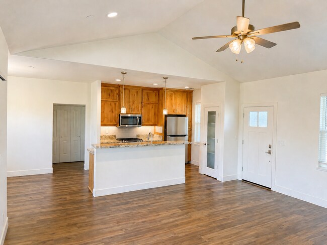 Foto del edificio - 3BR Home w/ 2-Car Garage, Tall ceilings & Upgraded Chef's Kitchen