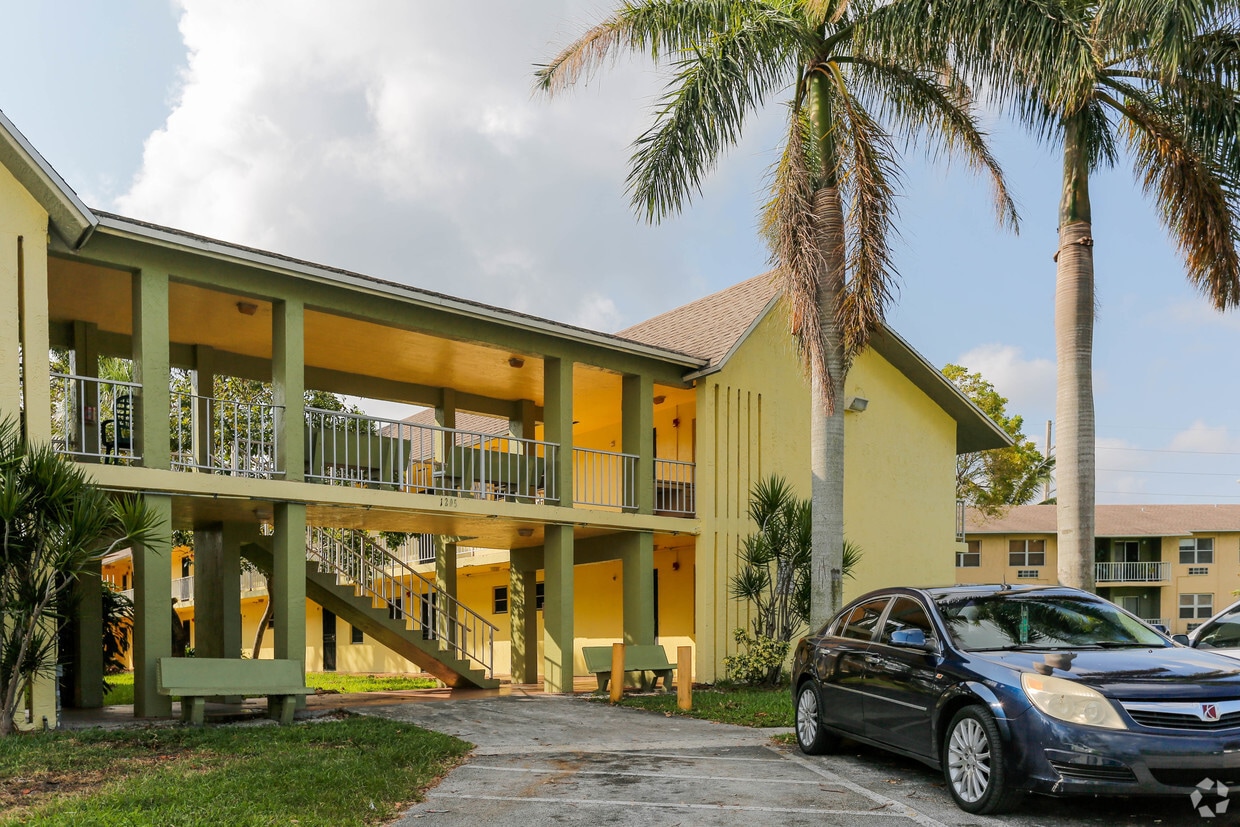 Twin Lakes Apartments in Miami, FL