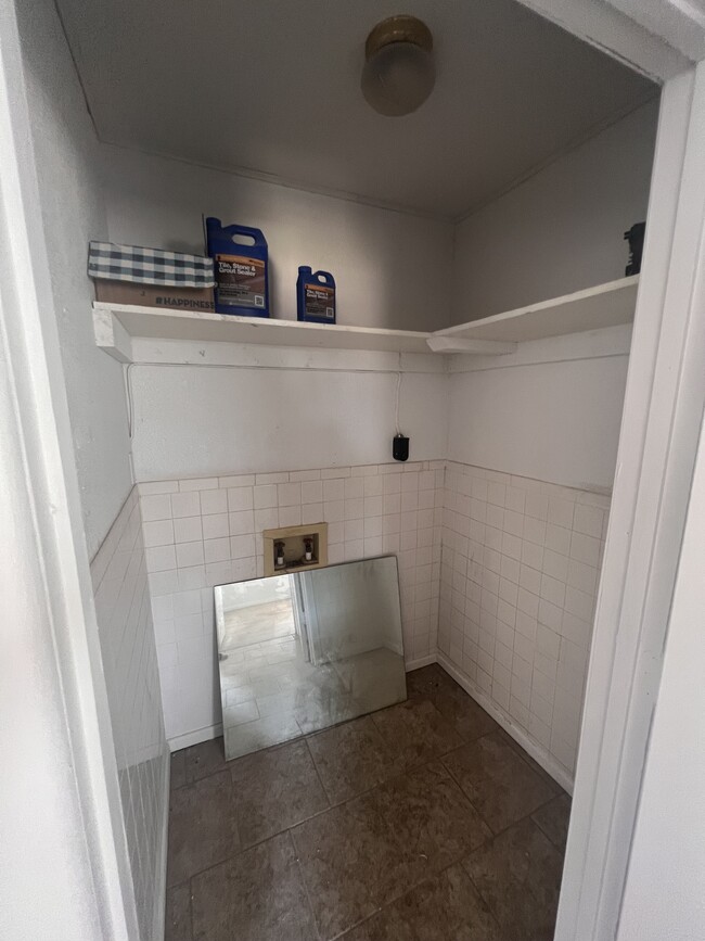 Washer dryer hook ups - 113 W Cedar St
