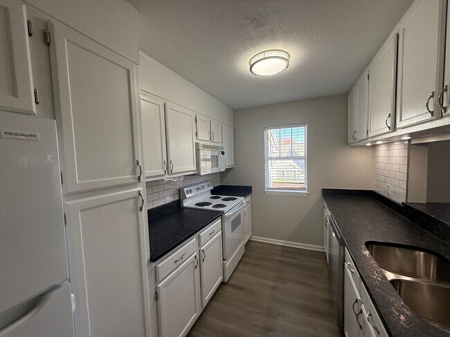 Foto del edificio - Rental Available NOW across from Tanglewood Park 336-360-5860