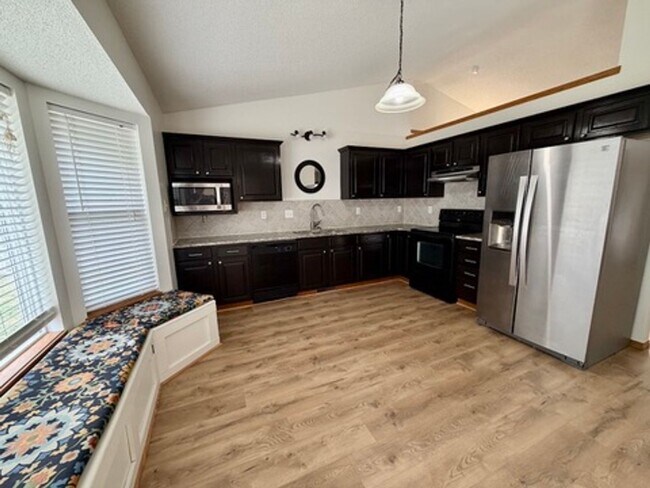 Foto del edificio - 4 bedroom Home in Regency Lakes!