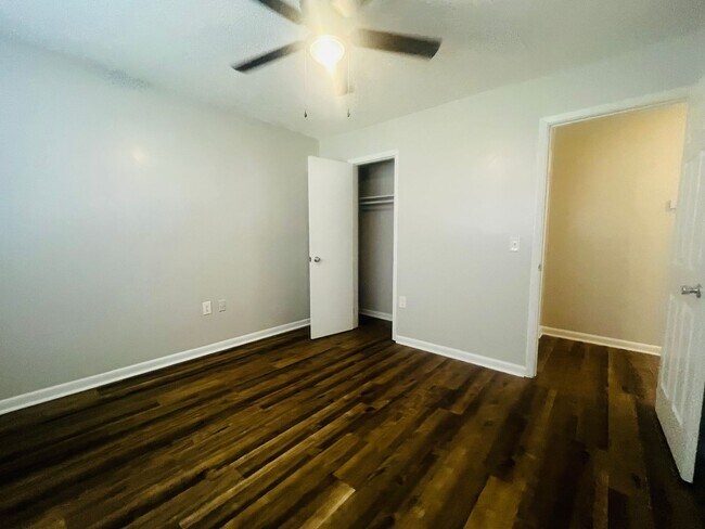 Foto del edificio - 406 Russell Pkwy
