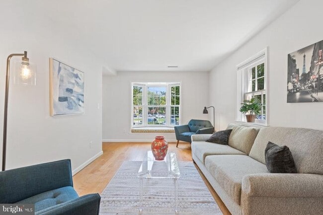 Building Photo - 4882 Chevy Chase Dr