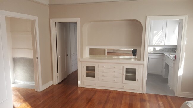 Comedor - 337 E 49th St