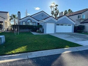 Building Photo - 5250 Edgeview Dr