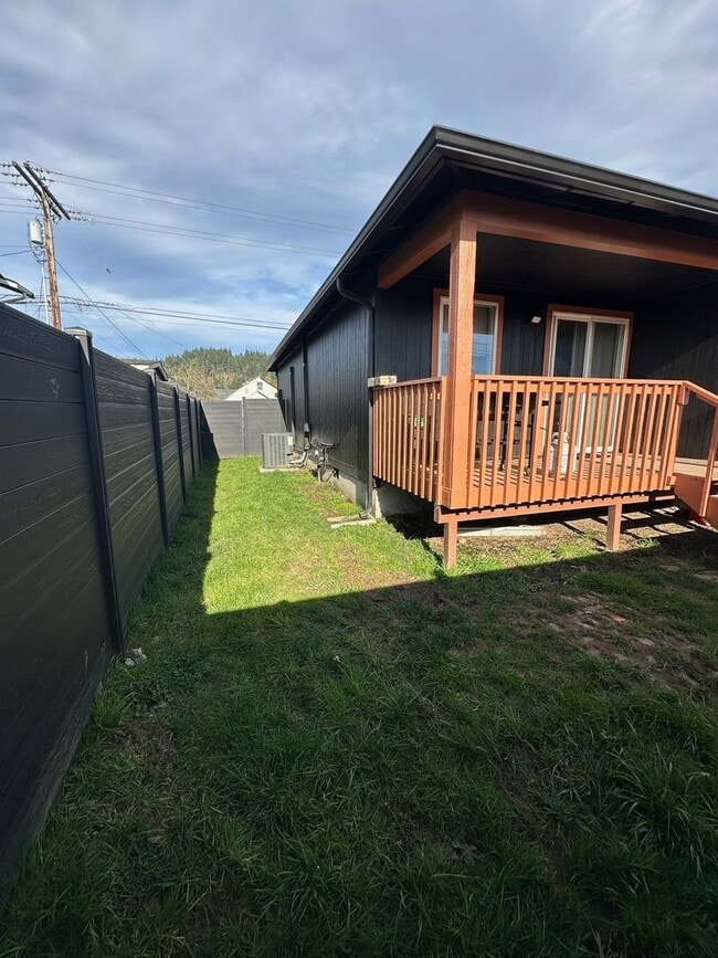 Building Photo - 3 Bedroom 2 Bath in Chehalis