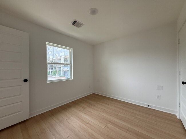 Foto del edificio - 3617 Rosalie St
