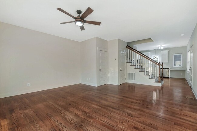 Building Photo - Modern Living in Downtown Nashville!