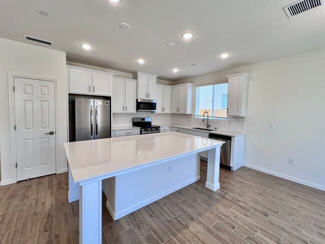 Foto del edificio - $2,550 Armstrong & Olive, 3 Bedroom - E. W...