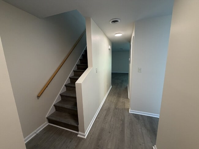 Building Photo - Townhouse for Rent
