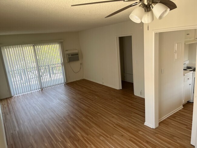 Foto del edificio - 7107 Etiwanda Ave