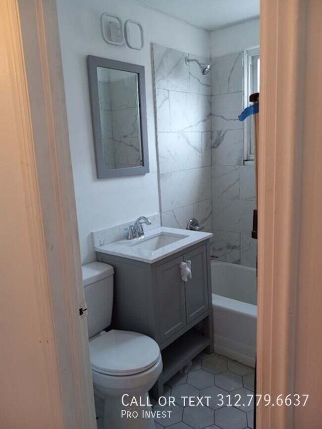 Building Photo - A Washington Park 3Bed | 2Bath