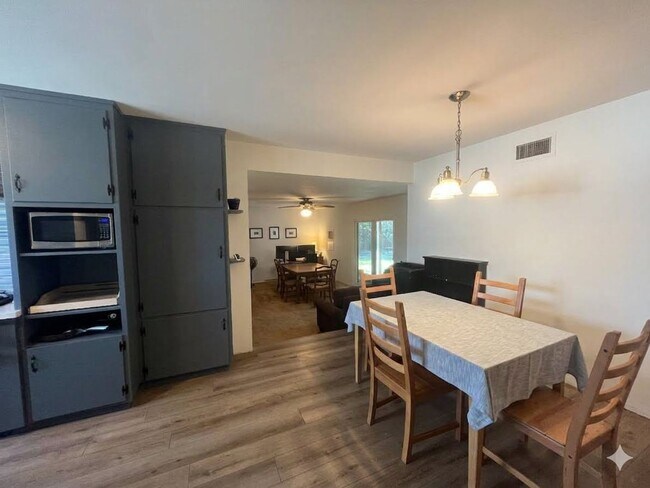 Foto del edificio - 1351 Oakwood Ct
