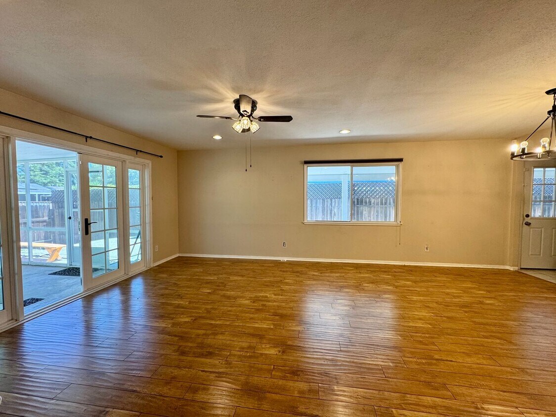 Foto principal - Excellent Location! 4Bed 2Bath Wood Floori...