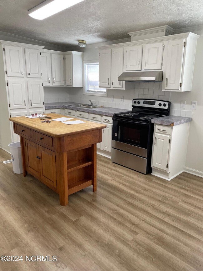 Building Photo - 190 Stella Rd