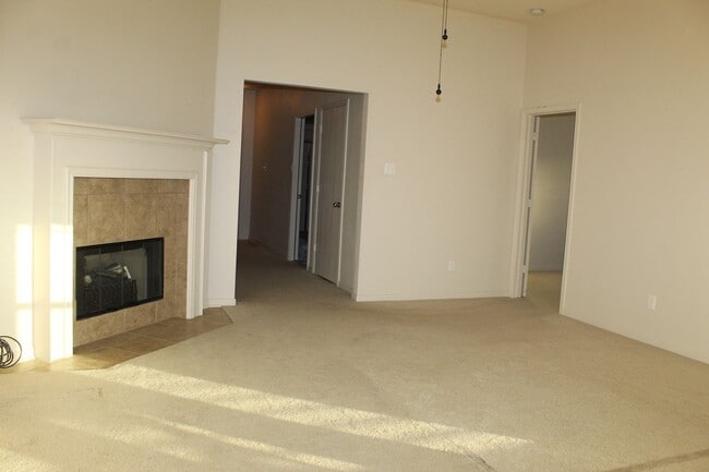 Building Photo - 4 BEDROOM, EASY COMMUTE